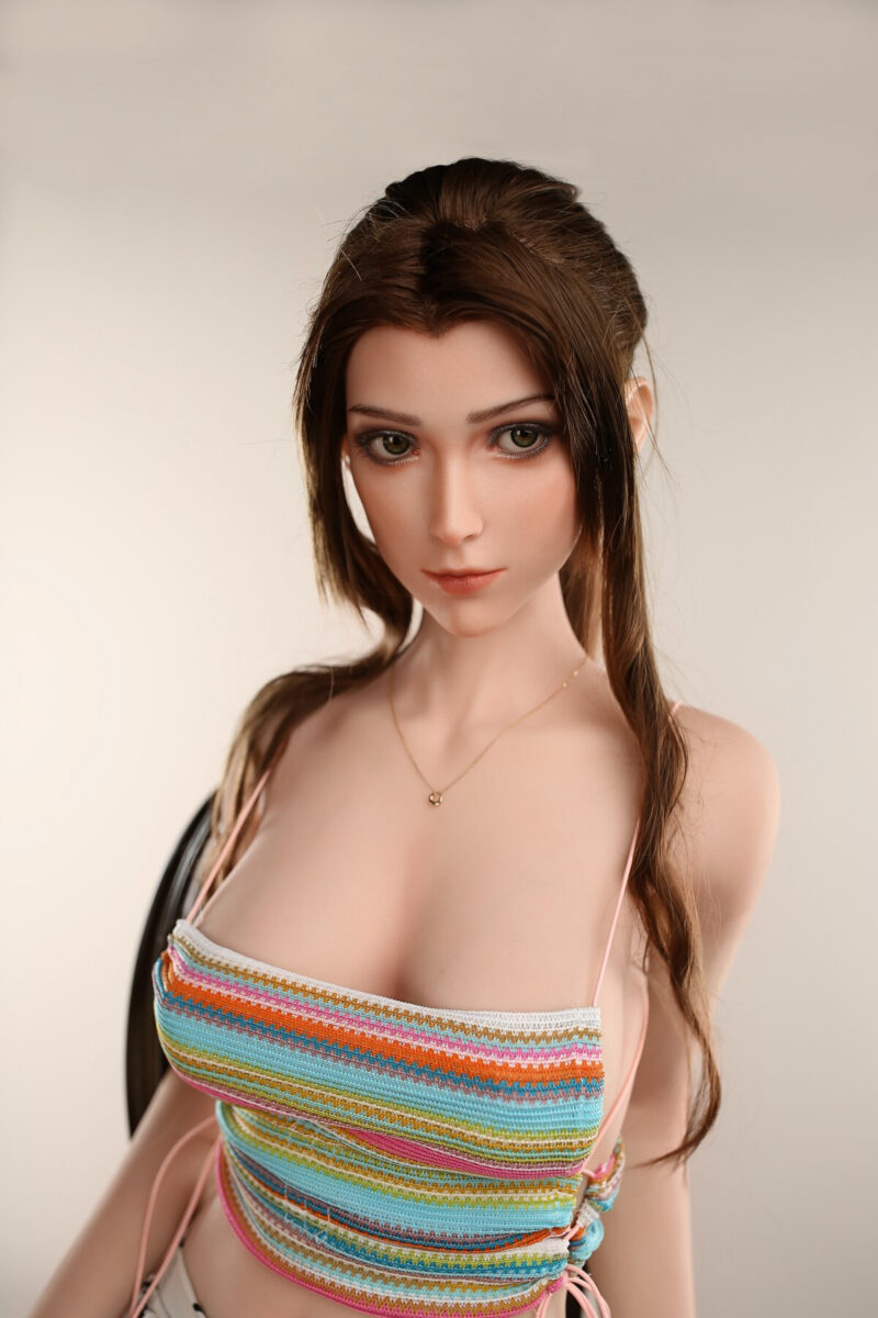 Asian sexdoll im farbenfrohen Straps-Strickoberteils 